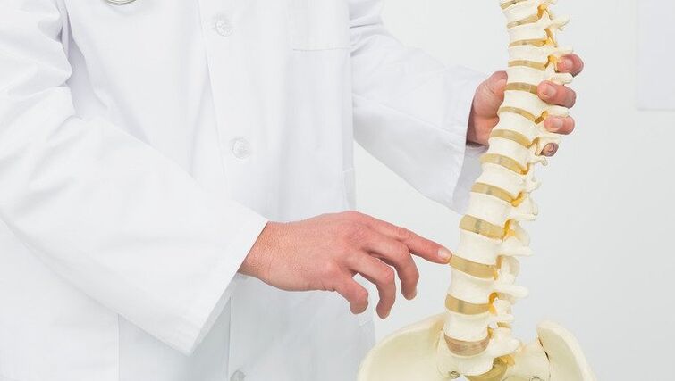 ο γιατρός δείχνει τη διαδικασία ανάπτυξης της οστεοχονδρωσίας