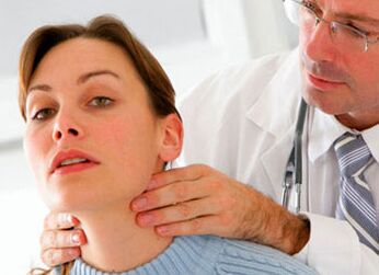 ο γιατρός εξετάζει έναν ασθενή με αυχενική οστεοχόνδρωση